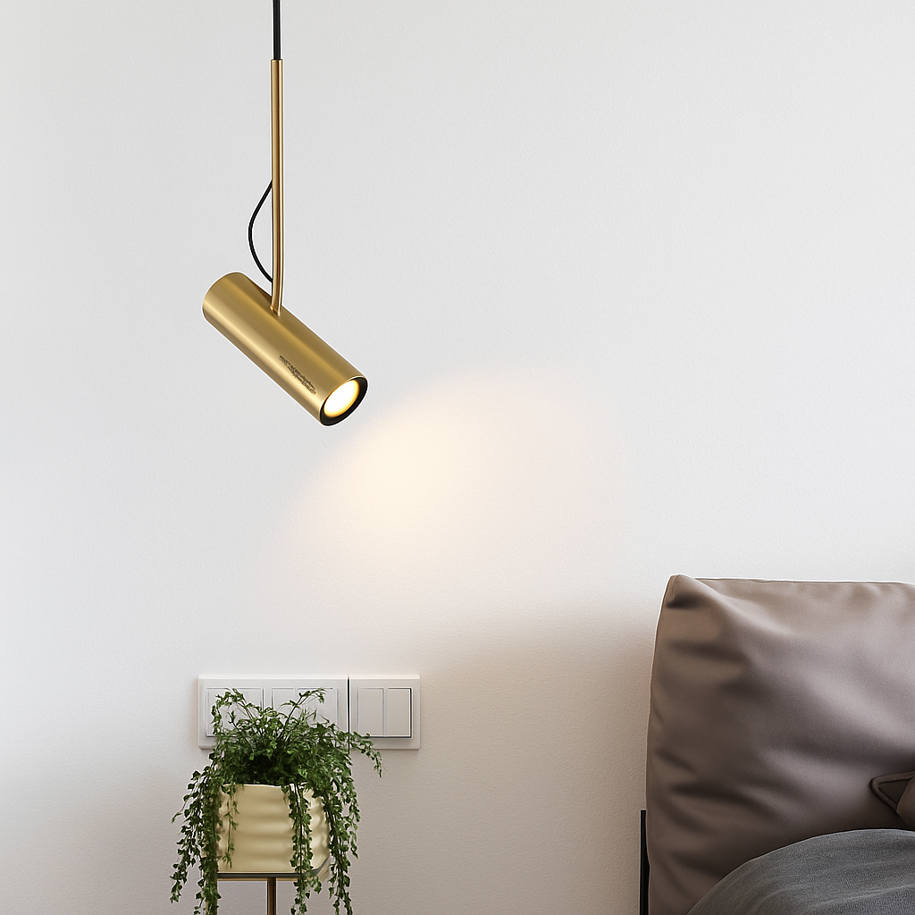 Design-hanglamp met draaibare spot en gouden staaf
