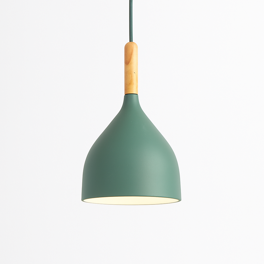 Kleurige metalen LED-hanglamp en houten stok in Nordic-stijl