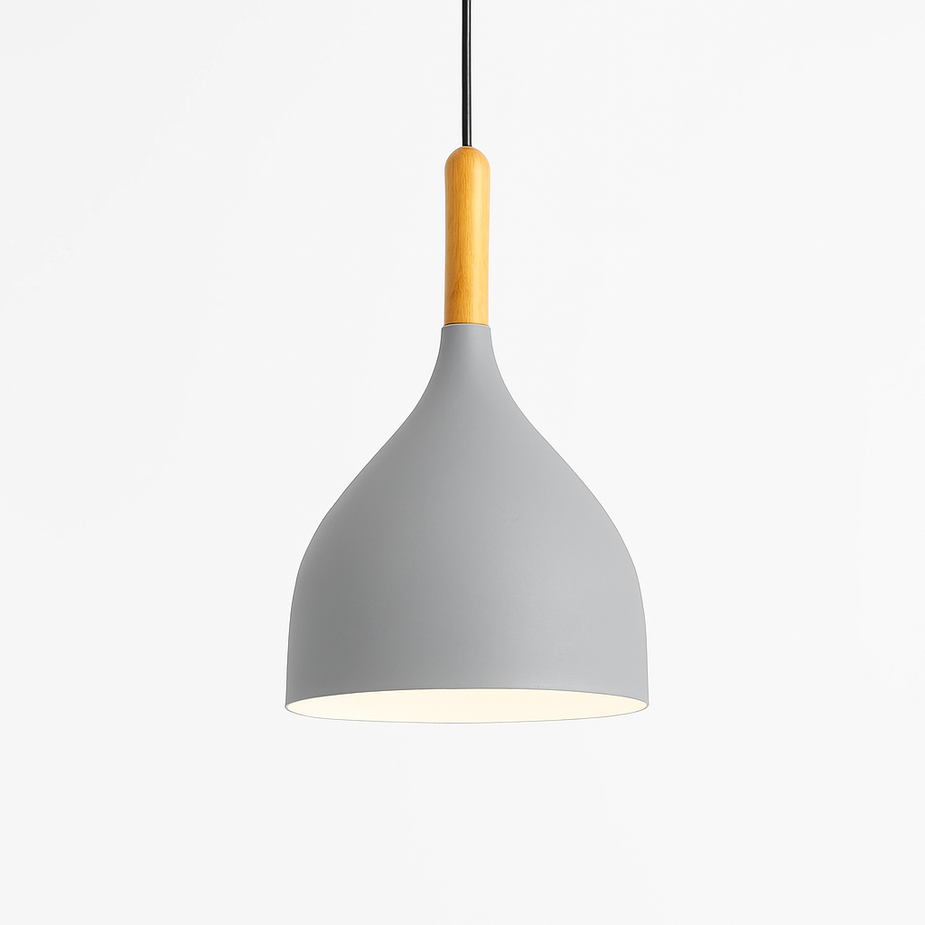 Kleurige metalen LED-hanglamp en houten stok in Nordic-stijl