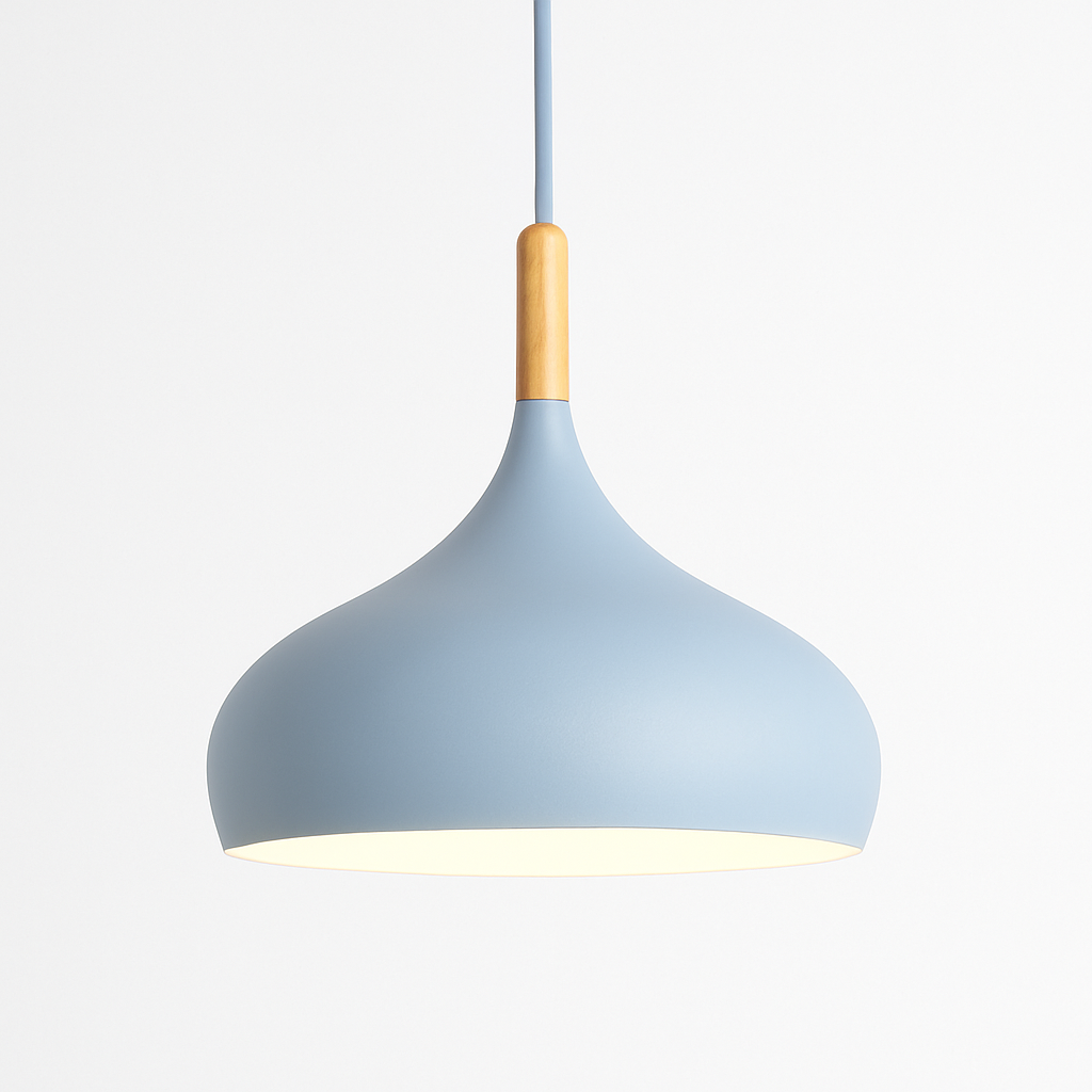 Kleurige metalen LED-hanglamp en houten stok in Nordic-stijl