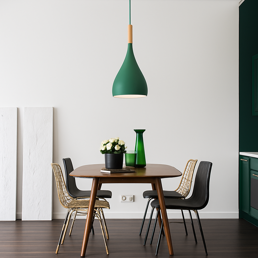 Kleurige metalen LED-hanglamp en houten stok in Nordic-stijl